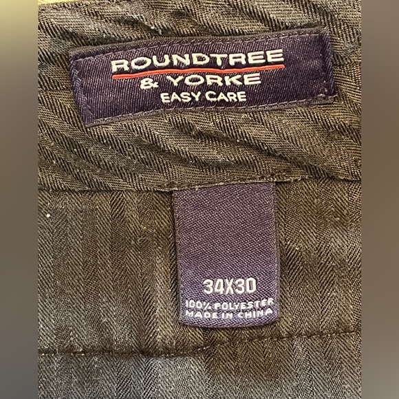 Men’s Roundtree &Yorke Easy Care Dress Pants Size 34x30 Pleated Front Cuffed Hem - Picture 2 of 9